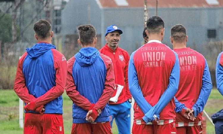 Azconzábal haría cambios para enfrentar a San Lorenzo