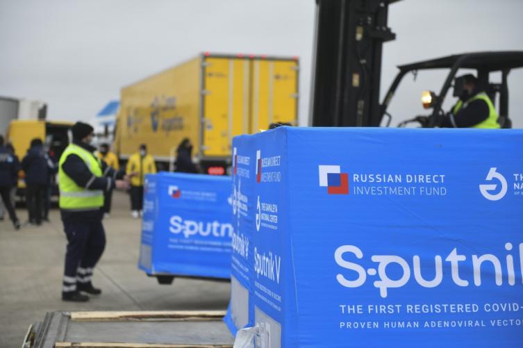 Llegaron 400 mil dosis del componente 2 de Sputnik V