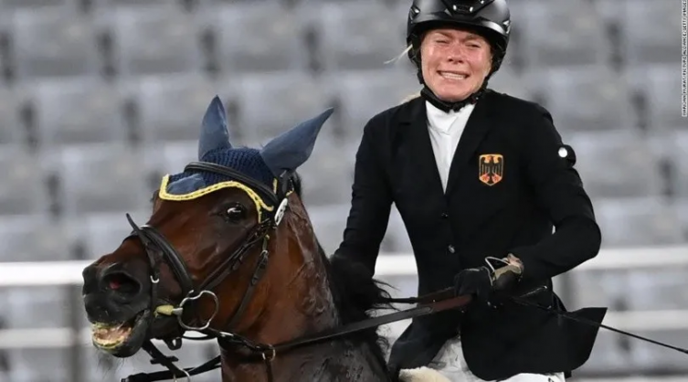 Descalificada de los Juegos por golpear un caballo