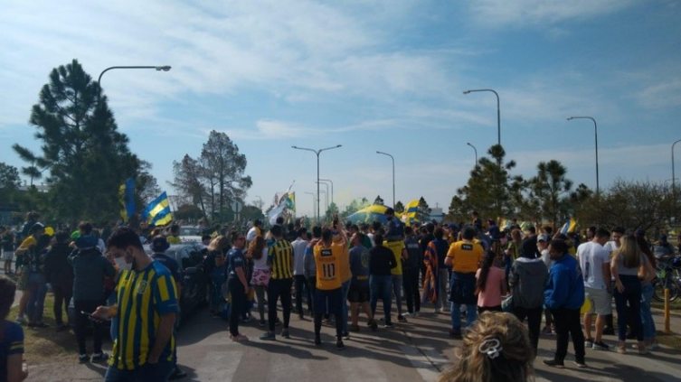 Hinchas de Central se juntaron en el aeropuerto para despedir al equipo