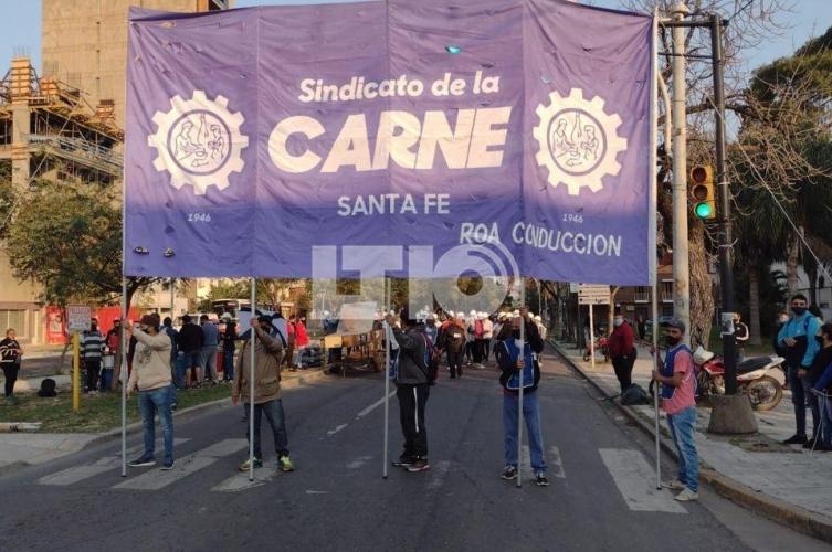 Trabajadores de la carne cortan Boulevard y Urquiza