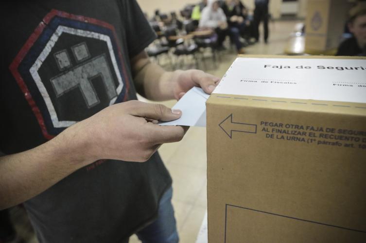 Perotti envió a la Legislatura el proyecto para implementar el voto joven