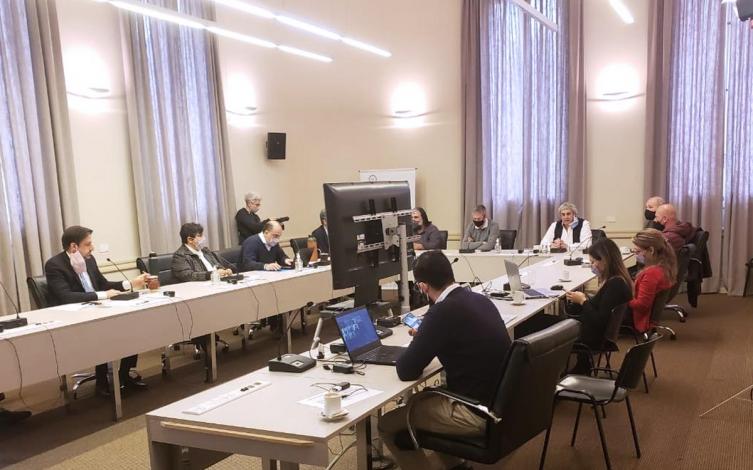 Nueva renegociación salarial lleva el mínimo inicial docente a un 45,5%