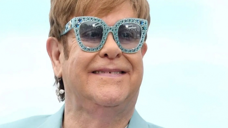 Francia: Elton John improvisó un show en un restaurante 