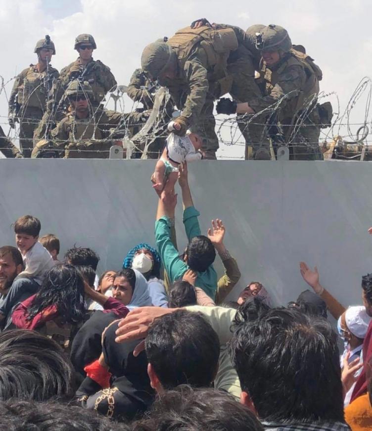 Miles de afganos asedian el aeropuerto de Kabul para salir del país
