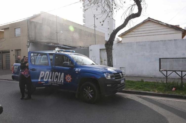 Llegó a su trabajo con un balazo en la espalda y murió en el hospital