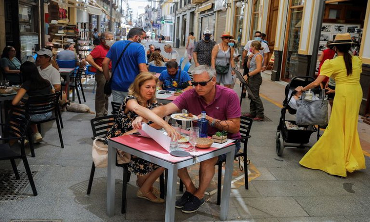 COVID-19, ¿Qué combinación de vacuna es válida para viajar?