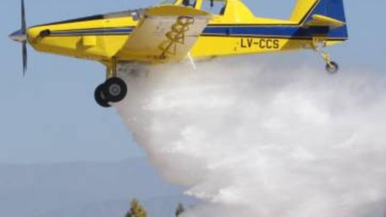 Avión hidrante para combatir los incendios en zonas urbanas