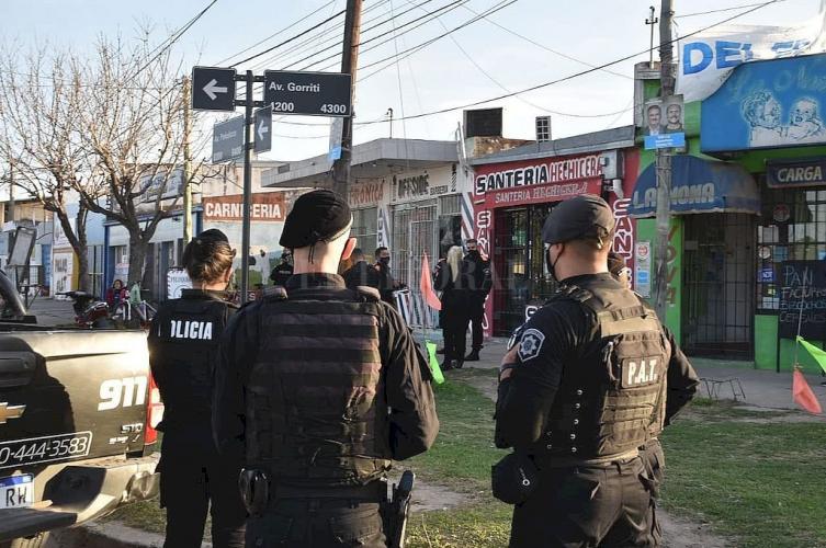 Un herido y cuatro clientes en shock tras un tiroteo contra una barbería