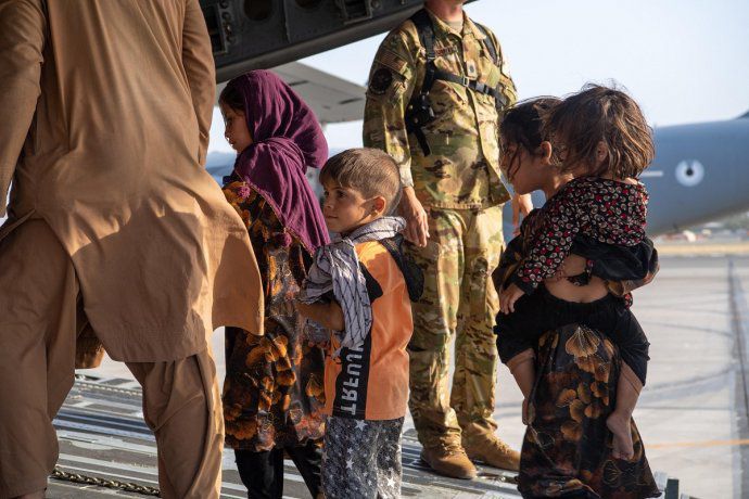 Los talibanes ratificaron que mañana tomarán el control del aeropuerto de Kabul
