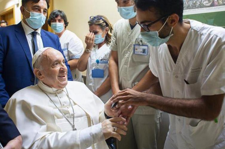 El papa Francisco contó por qué un enfermero le 