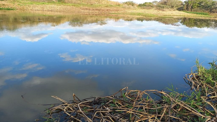 Buscan a dos hermanitos que cayeron al río en Arroyo Leyes