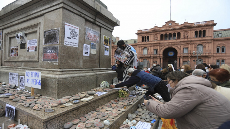 Marcha de las Piedras: rindieron homenaje a fallecidos por covid