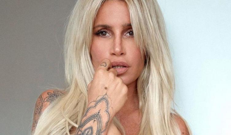 Florencia Peña saludó desde la cama y sin ropa a sus seguidores