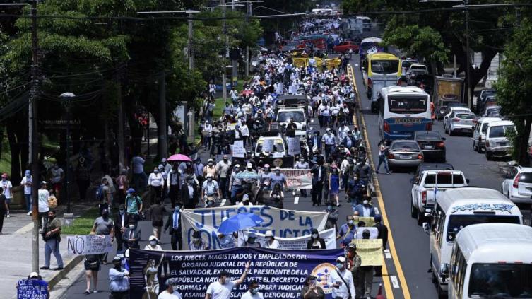 El Salvador: el bitcoin no convence a la población, que protestó en las calles