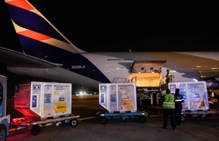 Aterrizó en Ezeiza un avión con 530.300 dosis de AstraZeneca