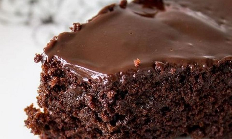 Torta de chocolate esponjosa y súper húmeda