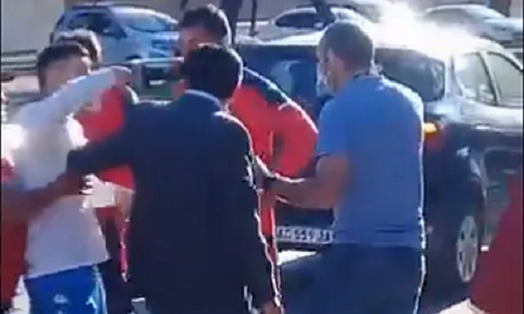 Un grupo de hinchas tatengues increpa a Azconzábal