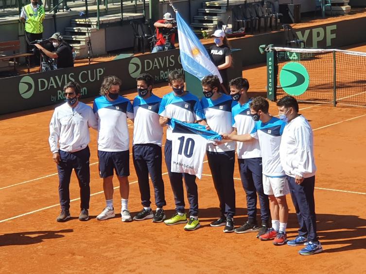 El equipo argentino de Copa Davis homenajeó a Maradona