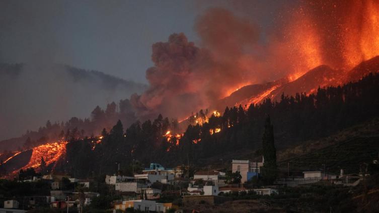 Miles de evacuados por la erupción del volcán Cumbre Vieja en las islas Canarias