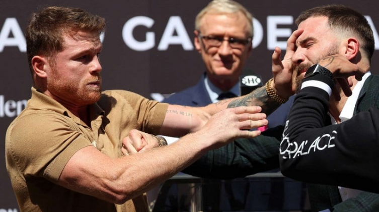 Canelo Álvarez y Caleb Plant a las piñas en el careo