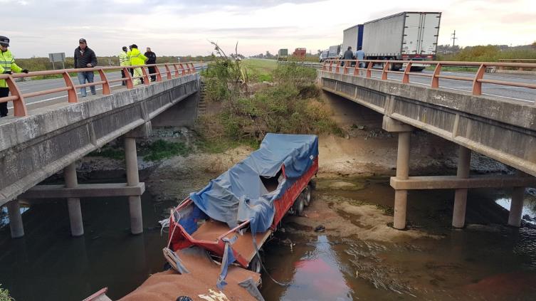 Impresionante vuelco en la autopista Santa Fe Rosario