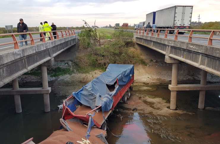 Falleció el camionero que cayó al arroyo Los Padres
