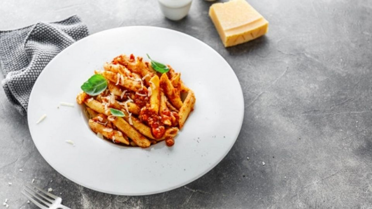 Pasta gratinada con ricota, espinaca, limón y tomates Cherry