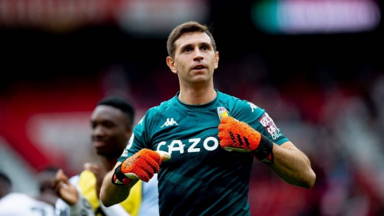 Todo el SHOW de Dibu Martínez ante Manchester United
