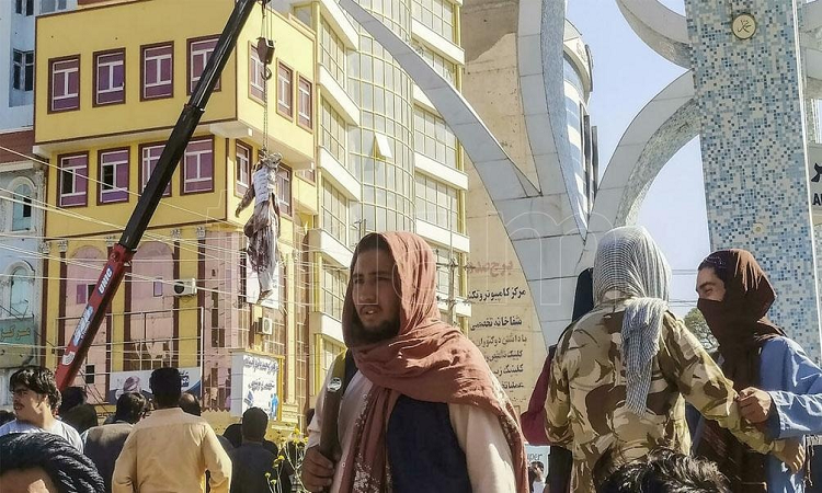 Los talibanes colgaron cadáveres de presuntos secuestradores