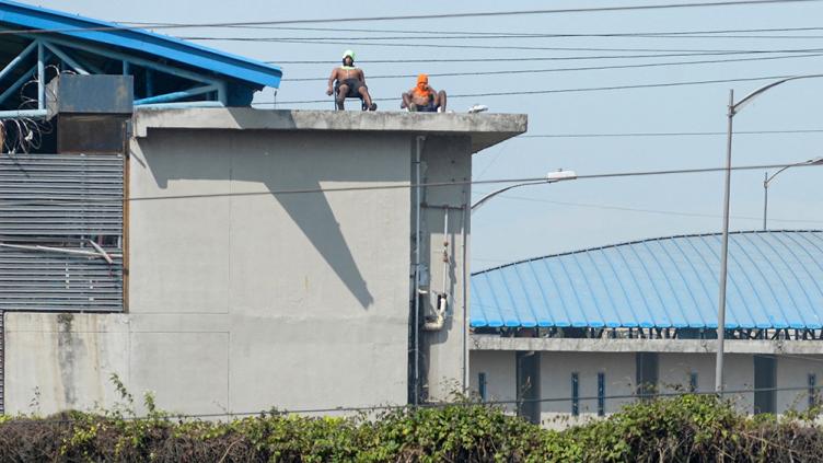 Al menos 30 presos muertos en un motín en la cárcel de Guayaquil