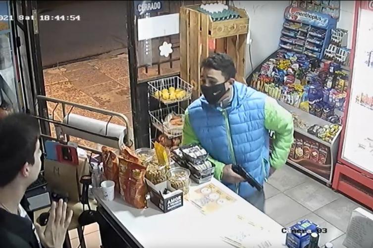 En un minuto se llevaron la recaudación y productos de un kiosco