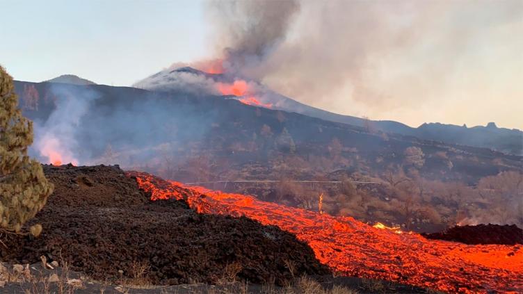 La Palma: recrudecieron las explosiones y se abrió una nueva boca eruptiva 
