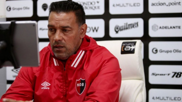 Fernando Gamboa enojado con el árbitro Lamolina