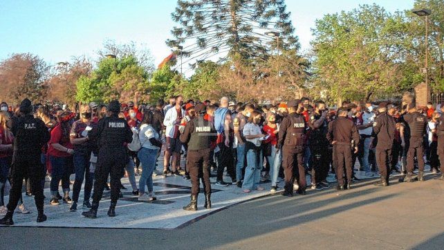 Colón: seis policías heridos en el ingreso de los hinchas