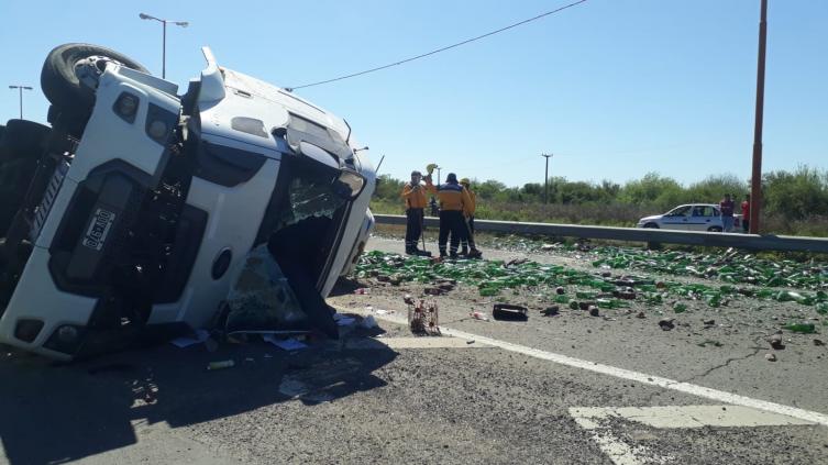 Volcó un camión que transportaba envases de cerveza 