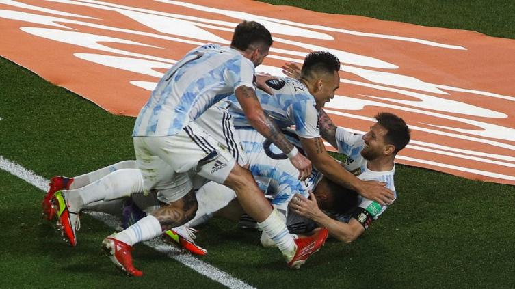 Argentina goleó a Uruguay en el clásico rioplatense