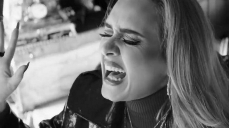Adele presentó el video oficial de Easy On Me