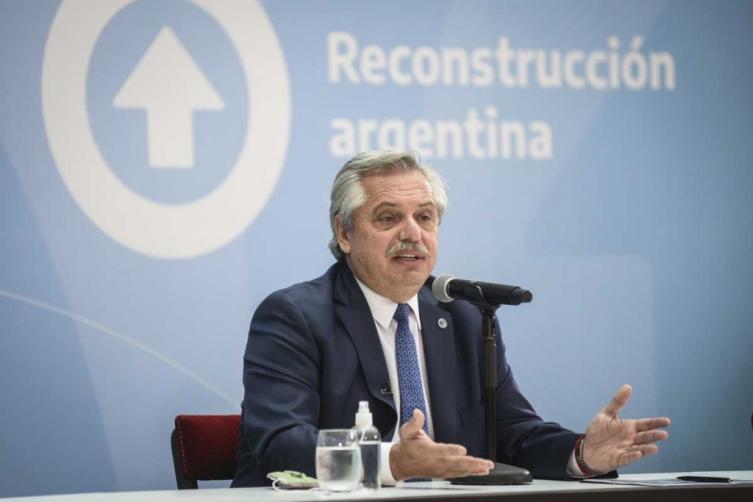 El Presidente firmó el decreto para convertir los planes sociales en empleo genuino