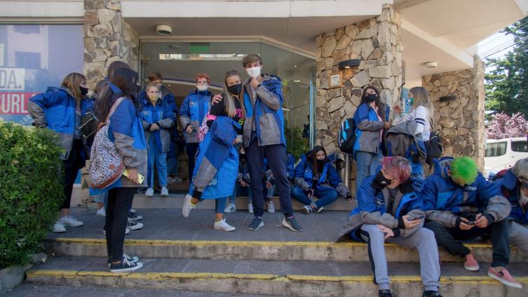 Viajes de egresados: deberán aislarse y realizarse un PCR al volver