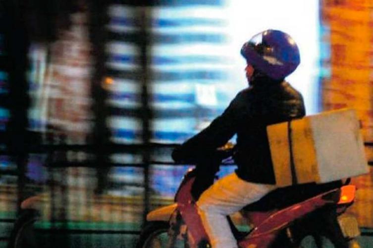 Emboscaron a un delivery, le robaron la moto y le dispararon
