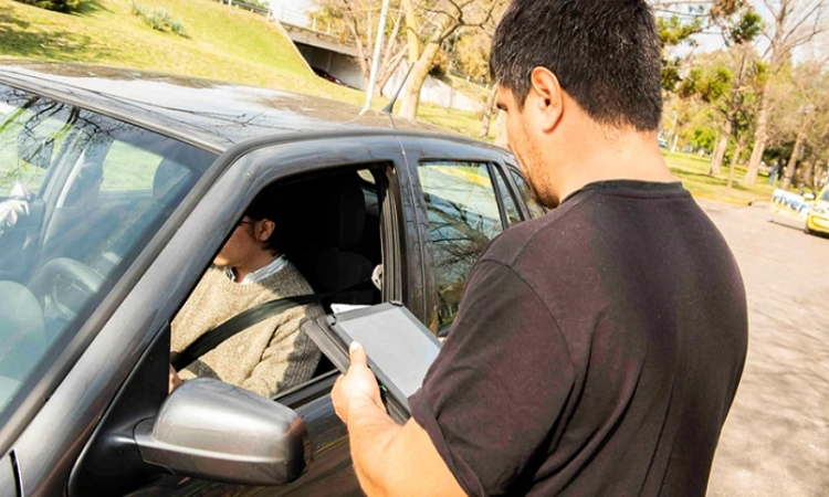 ¿Se puede conducir un auto a nombre de una persona fallecida sin hacer la sucesión?