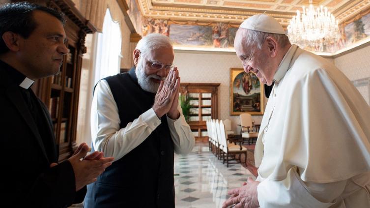 Francisco recibió al premier indio Modi, que lo invitó a visitar su país