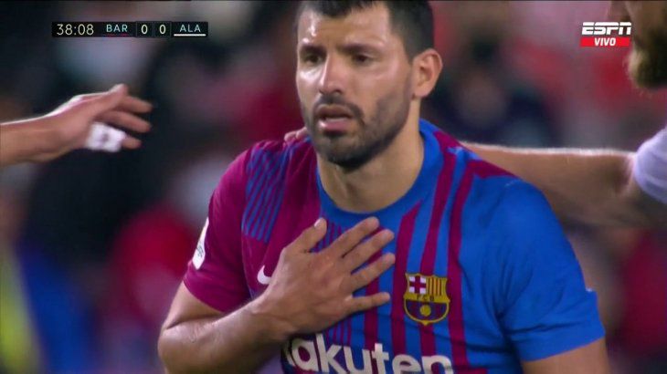 Kun Agüero abandonó el Camp Nou en ambulancia