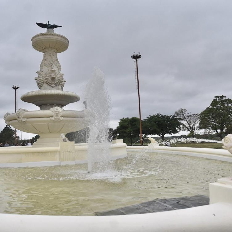 La Fuente de la Cordialidad da la bienvenida con todo su esplendor