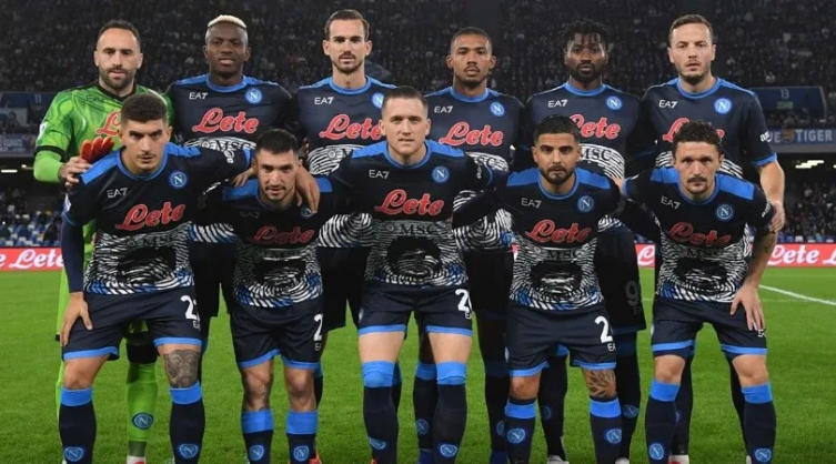 Napoli Jugó con su camiseta homenaje a Diego Maradona