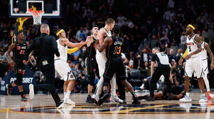 NBA: codazo de Jokic, expulsión y el minuto de Campazzo en la victoria de Denver