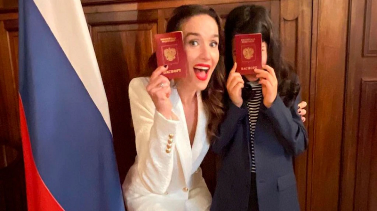 Natalia Oreiro recibió el pasaporte ruso
