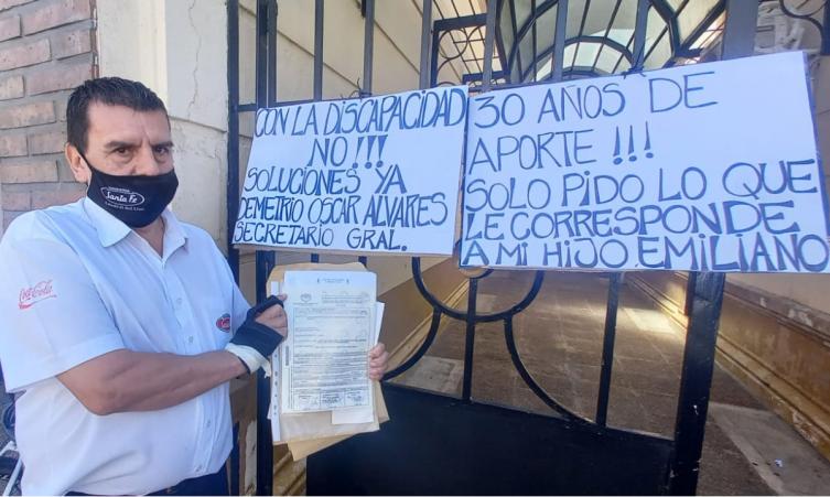 Se encadenó a las puertas del sindicato porque nadie le da respuestas