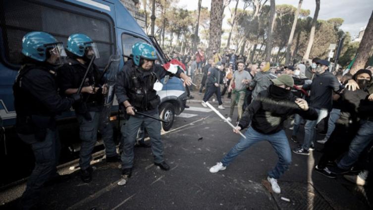 Redadas en Italia contra grupos antivacunas fascistas
